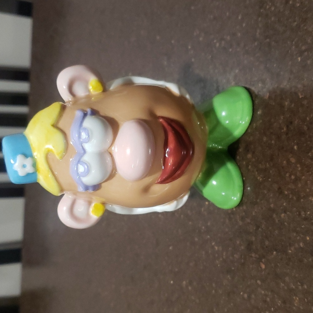 Vintage 1998 Hasbro Clay Mrs Potato Head Pepper Shakers 5” Tall.